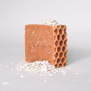 Ingredients are: Olive Oil, Coconut Oil, Castor Oil, Sodium Hydroxide, Water, Honey & Oats Fragrance Oil, Rolled Oats, Cocoa Powder. This soap has a subtle scent of pumpkin, hazelnut caramel & brown sugar. In addition to providing a moderate exfoliating texture, rolled oats in soaps help the skin retain its natural moisture and helps to reduce skin inflammation,